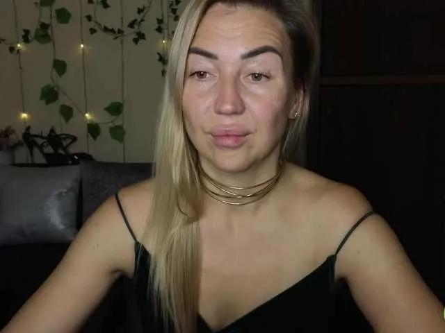 Watch Jullyblondkiss, she wants to masturbate for you Jullyblondkiss from BongaCams